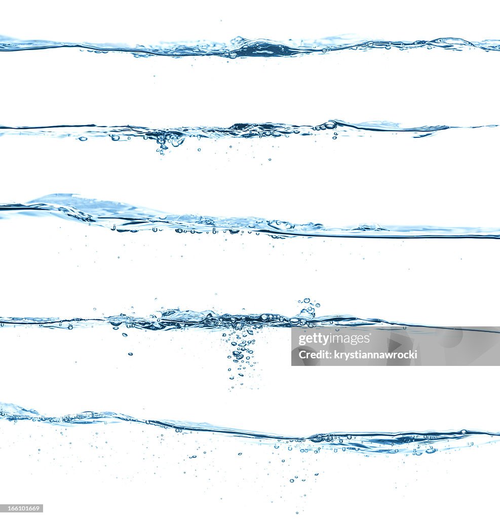 Cinq différentes surfaces de l'eau bleue isolé sur blanc