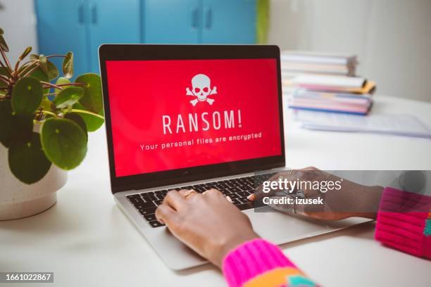 ataque de malware ransomware - ransomware fotografías e imágenes de stock