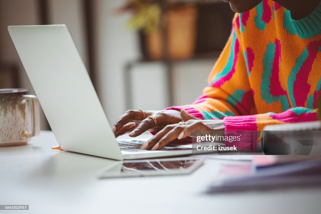 Donna che digita sulla tastiera del laptop