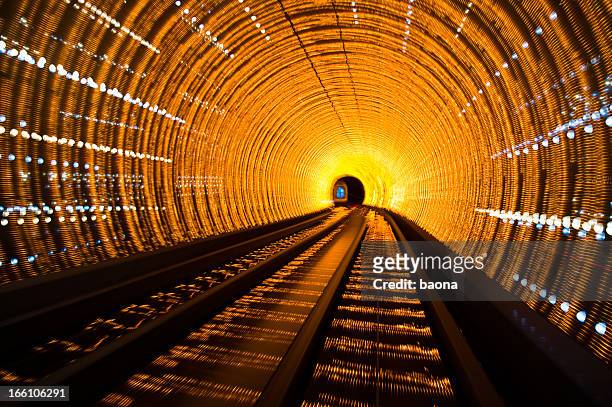 luz del túnel - rail fotografías e imágenes de stock