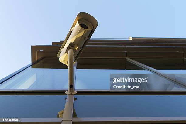 câmera de segurança no edifício de vidro - surveillance camera - fotografias e filmes do acervo