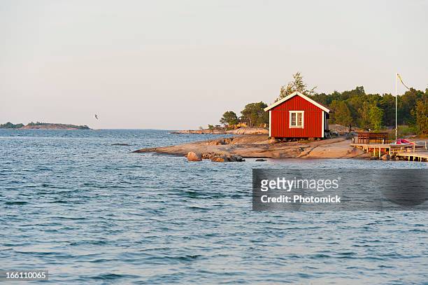 pôr do sol sobre uma pequena casa no arquipélago - arquipélago imagens e fotografias de stock