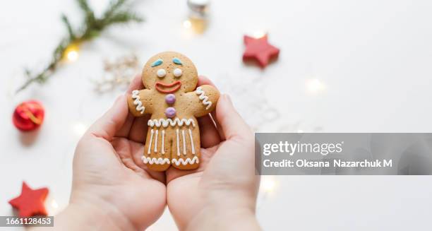 gingerbread man in womans hands - cookie monster stockfoto's en -beelden