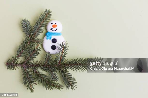 candy snowman and fir tree branches - cookie monster stockfoto's en -beelden
