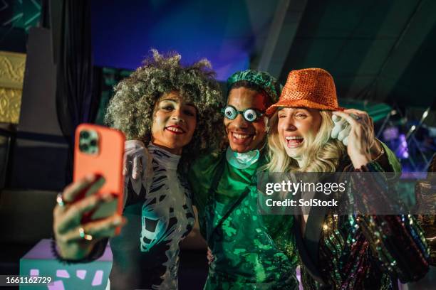 haunted howl-o-ween bash - halloween photos et images de collection