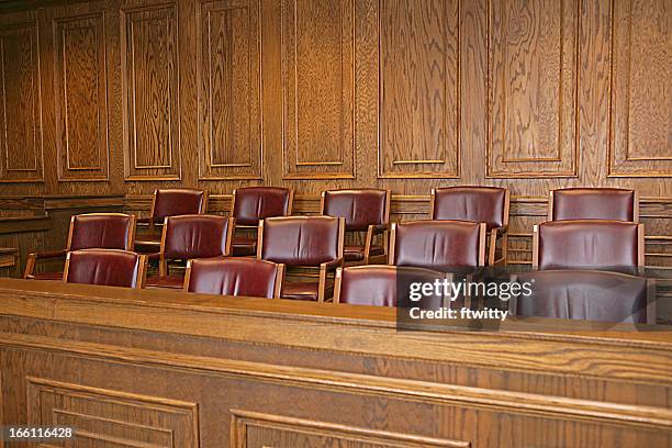 geschworenenbank - empty courtroom stock-fotos und bilder