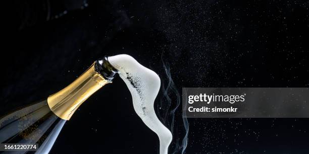 nahaufnahme des champagnergießens - schaumwein stock-fotos und bilder