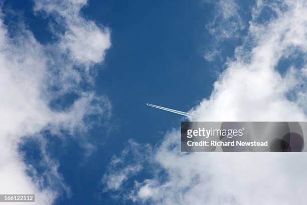 plane and clouds - rastro de avião - fotografias e filmes do acervo