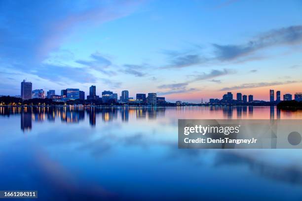 cambridge massachusetts along the charles river - cambridge massachusetts imagens e fotografias de stock