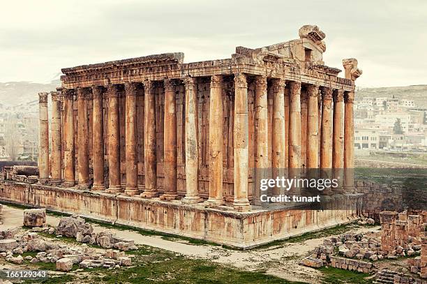 bacchustempel, baalbek - beirut stock-fotos und bilder