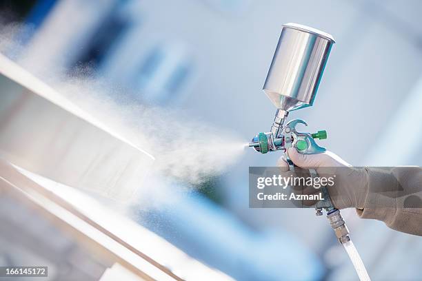 malen mit spray gun - lackieren industrie stock-fotos und bilder