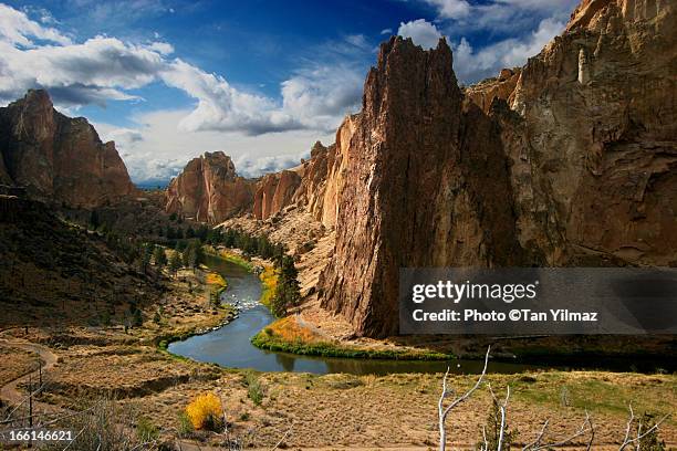 smith rock in autumn - smith rock state park stock-fotos und bilder