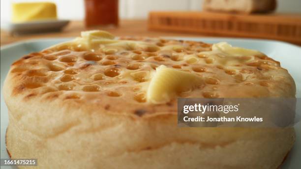 buttered crumpet - bolo tipo crepe imagens e fotografias de stock