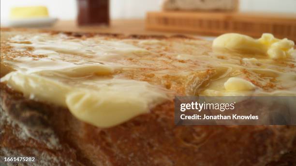 buttered toast - margarina fotografías e imágenes de stock
