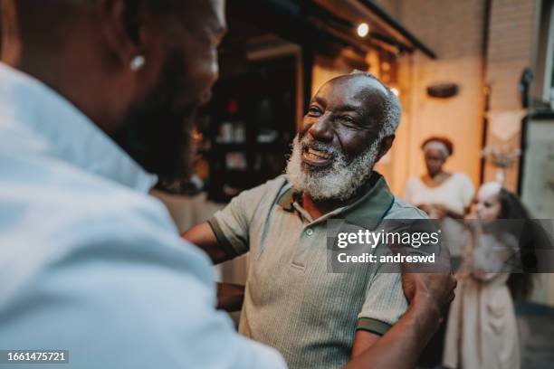 père disant au revoir à son fils adulte lors de la réunion de famille - réunion de famille photos et images de collection