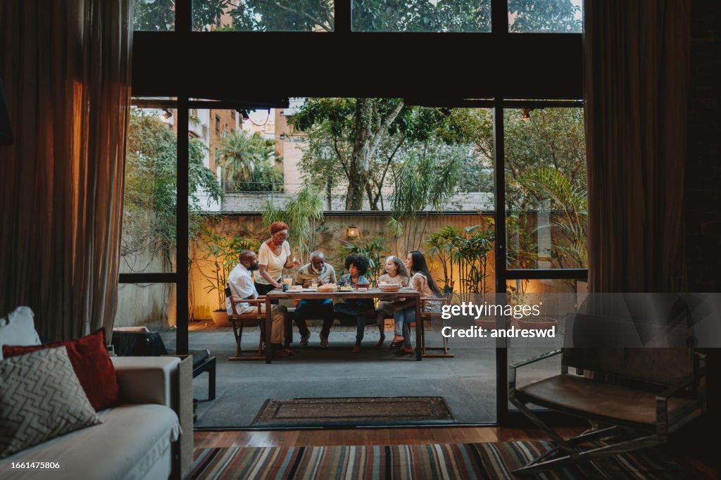 Famille réunie à la table à la maison