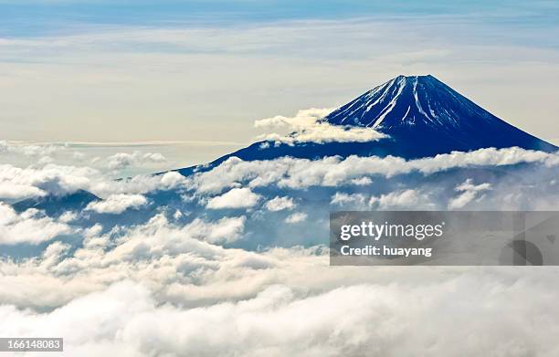 clouds of mt. fuji - mt fuji ストックフォトと画像