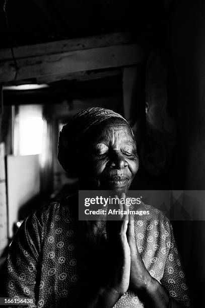 hope - black woman praying stock pictures, royalty-free photos & images