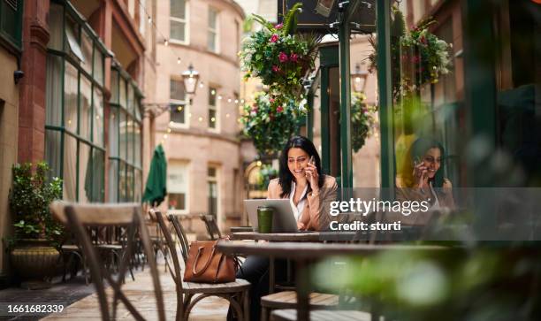 business coffee stop - liverpool uk stockfoto's en -beelden