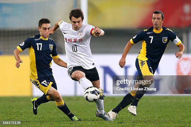 Zvjezdan Misimovic of Guizhou Renhe controls the ball with Anthony Caceres and John Hutchinson of Mariners during the AFC Champions League match...