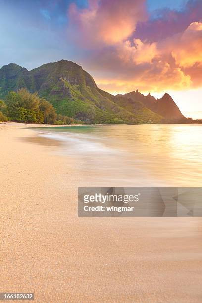sunset on the north shore of kauai-tunnels beach, hawaii - kauai stockfoto's en -beelden