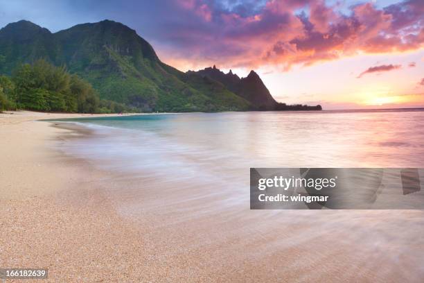 kauai-tunnel strand in hawaii bei sonnenuntergang - cliff shore stock-fotos und bilder