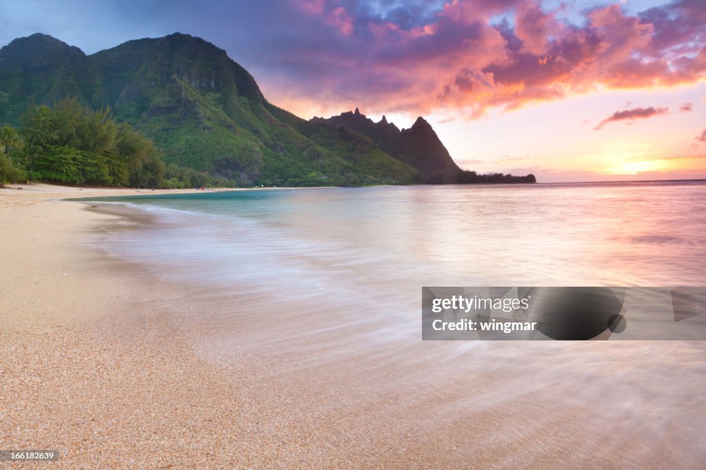 Túneles de Kauai en Hawai-Playa al atardecer