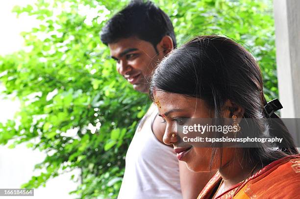 the couple - bengali sari stockfoto's en -beelden