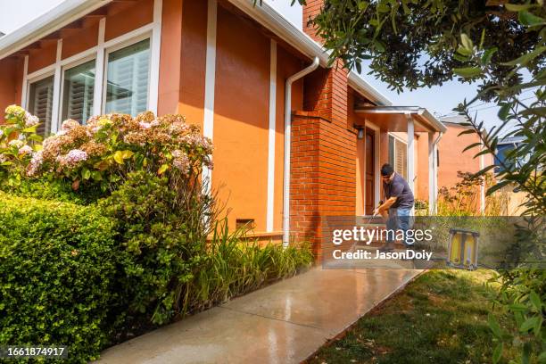 lavagem de energia em casa - high pressure cleaning - fotografias e filmes do acervo