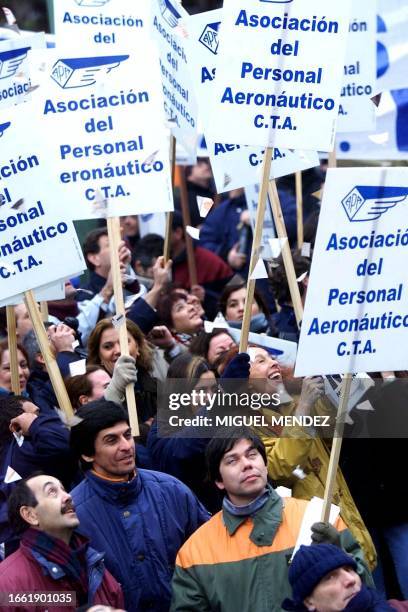 Employees of Argentine Aerolineas demonstrate to the Central Seat of the Company 12 July 2000 in Buenos Aires, Argentina. Empleados de Aerolineas...