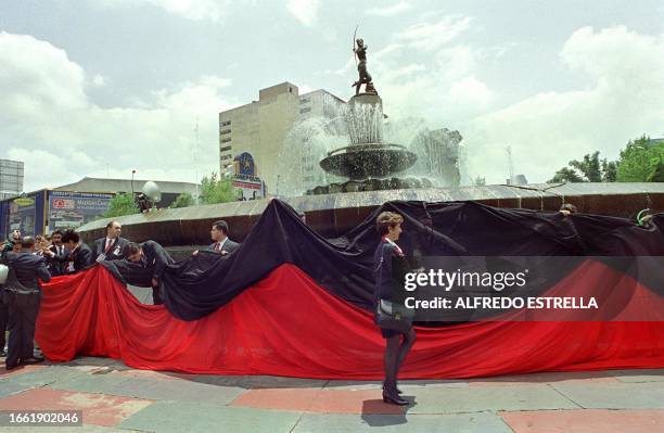 Employees of Aeromexico Airlines, in strike for the sixth day, demonstrate in front of the company 06 June, 2000 in Mexico City. Sobrecargos de la...
