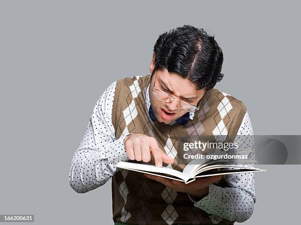 ebete studente leggendo un libro - dizionario foto e immagini stock
