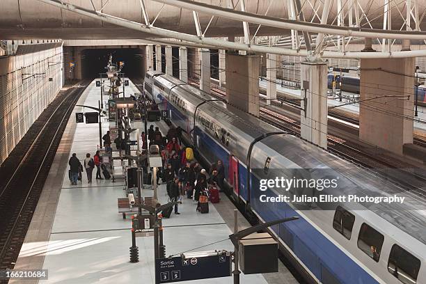 passengers boarding a tgv at charles de gaulle. - roissy en france fotografías e imágenes de stock