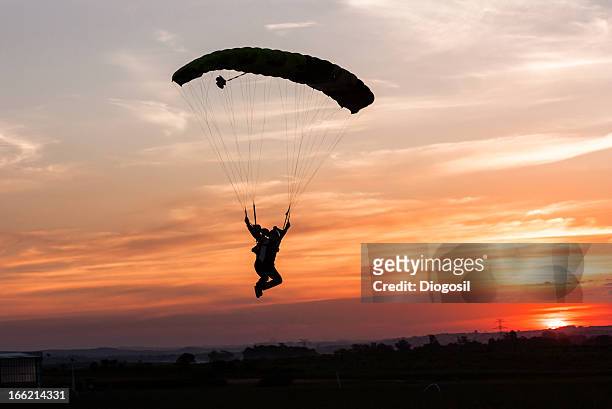 sunset skydive - paraquedismo - pôr do sol - pôr do sol fotografías e imágenes de stock