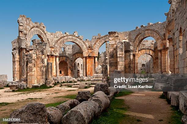 aleppo st simeon ruins - barrel bomb attack on the bab al nairab neighbourhood of aleppo stockfoto's en -beelden