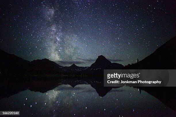 the milky way reflecting at glacier np - two medicine lake montana photos et images de collection