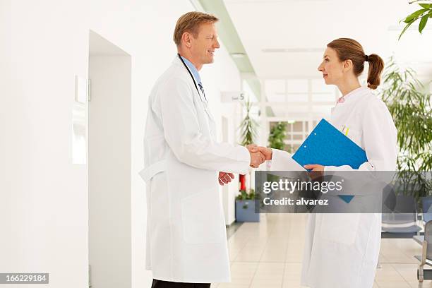 doctors shaking hands at the hospital - hhp5 stock pictures, royalty-free photos & images