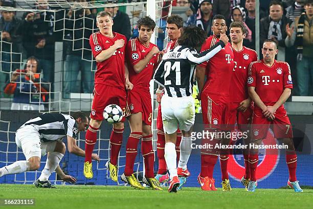 Andrea Pirlo of Turin kicks a free kick during the UEFA Champions League quarter-final second leg match between Juventus and FC Bayern Muenchen at...