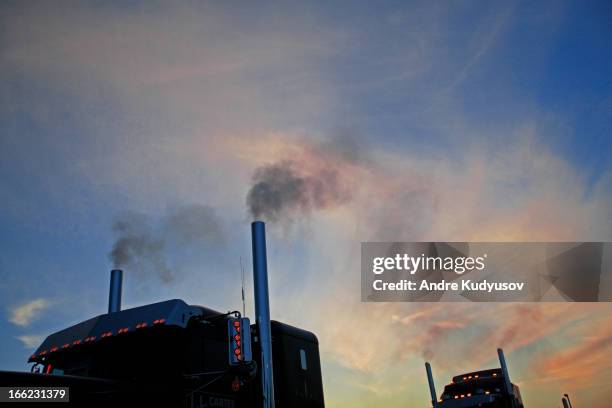 trucking industry - exhaust pipe semi truck stock pictures, royalty-free photos & images