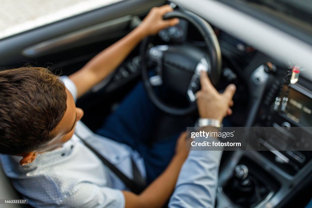 運転のコツを教え、お父さんは10代の息子に車を見せます