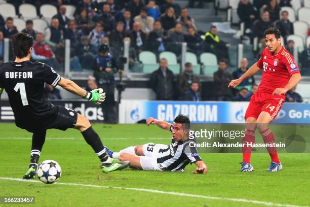 Claudio Pizarro of Munich scores the 2nd team goal during the UEFA Champions League quarter-final second leg match between Juventus and FC Bayern...