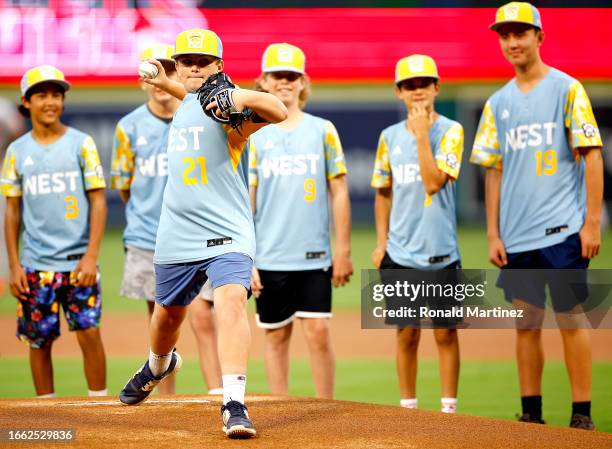 Segundo Crew Roster Little Angels Photos and Premium High Res Pictures - Getty Images