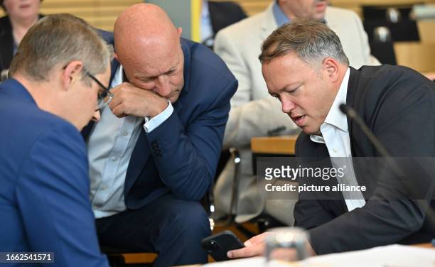 September 2023, Thuringia, Erfurt: Thomas Kemmerich , spokesman for the FDP group, and Mario Voigt , parliamentary group chairman, talk before the...