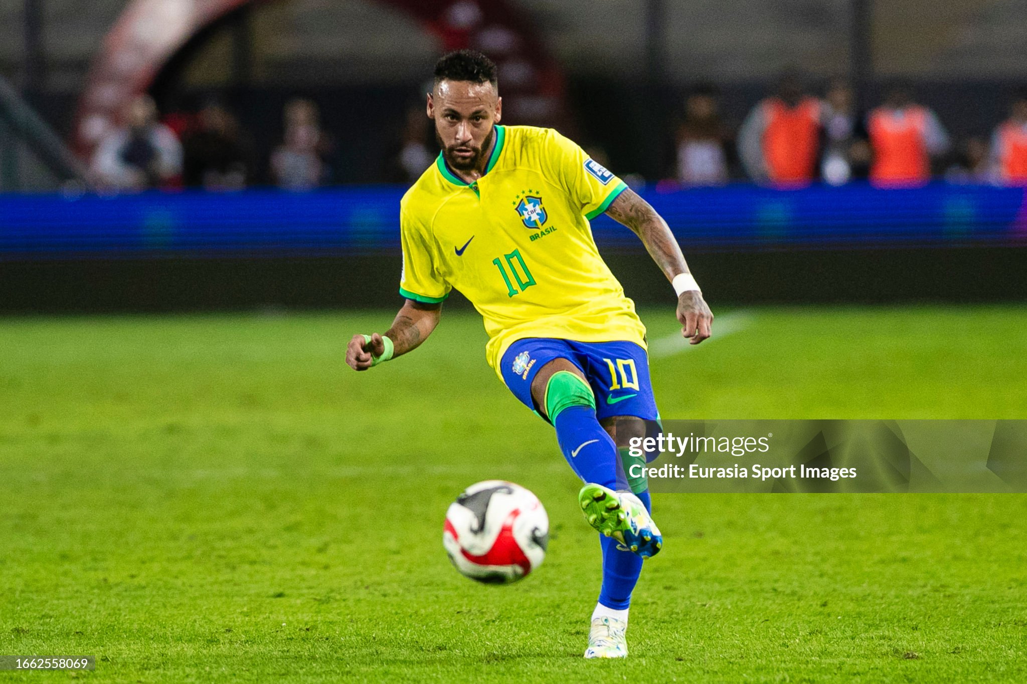 Neymar can make history, but Messi is hot on his heels