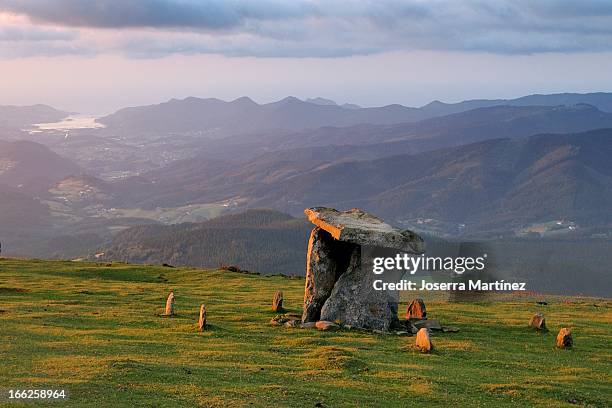 dolmen oiz - dolmen foto e immagini stock