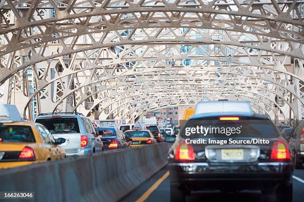 traffic on urban bridge - queensboro bridge stock pictures, royalty-free photos & images