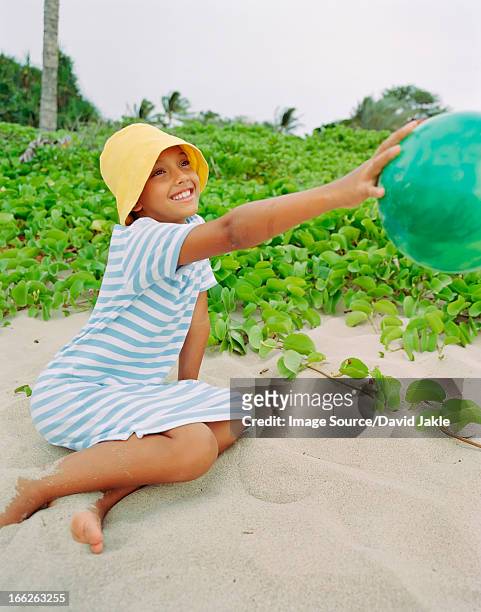 girl playing with ball on beach - hapuna beach 個照片及圖片檔