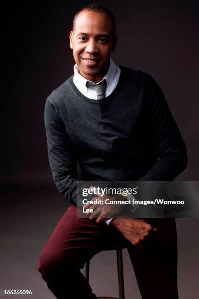 smiling man sitting on stool - tabouret photos et images de collection