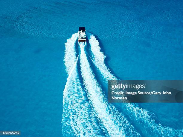 boat sailing in tropical water - bimini fotografías e imágenes de stock