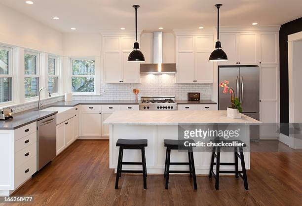 美しい新しいキッチン - kitchen island ストックフォトと画像